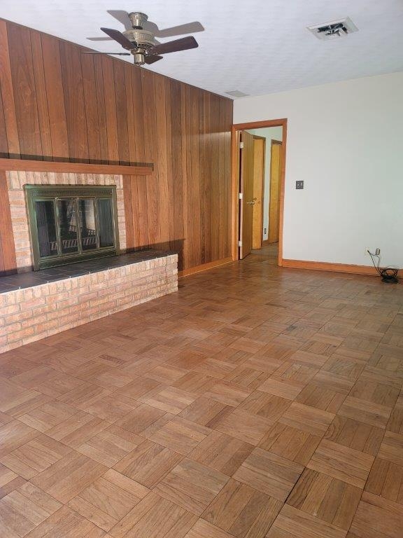 Living Room (Fireplace inoperable)